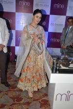 Kareena Kapoor snapped at a new online jewellery shop launch in J W Marriott, Mumbai on 21st Oct 2013 (15)_52661e33ec796.JPG
