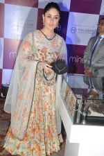 Kareena Kapoor snapped at a new online jewellery shop launch in J W Marriott, Mumbai on 21st Oct 2013 (17)_52661e3f6e3a7.JPG