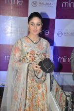 Kareena Kapoor snapped at a new online jewellery shop launch in J W Marriott, Mumbai on 21st Oct 2013 (19)_52661e48d1a18.JPG