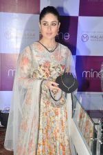 Kareena Kapoor snapped at a new online jewellery shop launch in J W Marriott, Mumbai on 21st Oct 2013 (21)_52661e4deb913.JPG