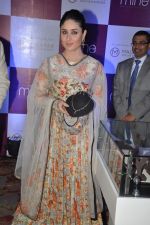 Kareena Kapoor snapped at a new online jewellery shop launch in J W Marriott, Mumbai on 21st Oct 2013 (25)_52661e5d5170d.JPG