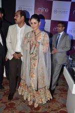 Kareena Kapoor snapped at a new online jewellery shop launch in J W Marriott, Mumbai on 21st Oct 2013 (27)_52661e64afdf1.JPG