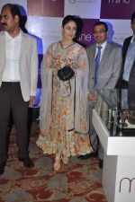 Kareena Kapoor snapped at a new online jewellery shop launch in J W Marriott, Mumbai on 21st Oct 2013 (5)_52661dfc9c938.JPG
