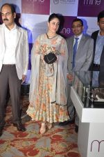 Kareena Kapoor snapped at a new online jewellery shop launch in J W Marriott, Mumbai on 21st Oct 2013 (6)_52661e01b1614.JPG
