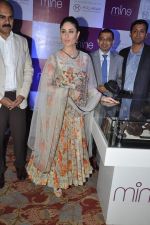 Kareena Kapoor snapped at a new online jewellery shop launch in J W Marriott, Mumbai on 21st Oct 2013 (8)_52661e0c8a55f.JPG
