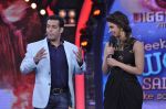 Priyanka Chopra, Salman Khan on the sets of Bigg Boss 7 in Mumbai on 26th Oct 2013 (169)_526ceff5ce9df.JPG