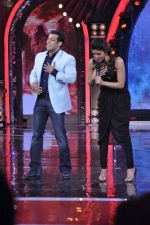 Priyanka Chopra, Salman Khan on the sets of Bigg Boss 7 in Mumbai on 26th Oct 2013 (204)_526ceef5c6c87.JPG