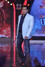 Salman Khan on the sets of Bigg Boss 7 in Mumbai on 26th Oct 2013 (4)_526cef290c751.JPG