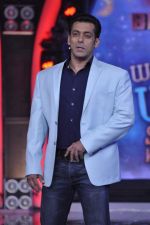 Salman Khan on the sets of Bigg Boss 7 in Mumbai on 26th Oct 2013 (6)_526cef2da5fbf.JPG