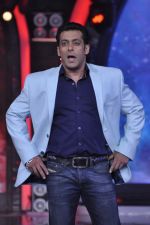 Salman Khan on the sets of Bigg Boss 7 in Mumbai on 26th Oct 2013 (7)_526cef4f79ea5.JPG