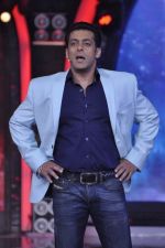 Salman Khan on the sets of Bigg Boss 7 in Mumbai on 26th Oct 2013 (8)_526cef30642b9.JPG