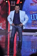 Salman Khan on the sets of Bigg Boss 7 in Mumbai on 26th Oct 2013 (9)_526cef31e5203.JPG