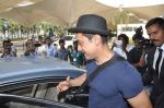 Aamir Khan returns from US in Mumbai Airport on 30th Oct 2013 (13)_52725e628704e.JPG