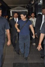 Aamir Khan returns from US in Mumbai Airport on 30th Oct 2013 (4)_52725e5f2910e.JPG