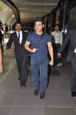 Aamir Khan returns from US in Mumbai Airport on 30th Oct 2013 (6)_52725e5fdec38.JPG