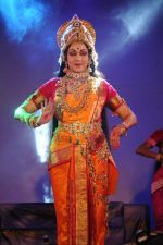 Hema Malini at Shree Kali durga puja in Mumbai on 1st Nov 2013 (6)_5274602b4128b.JPG