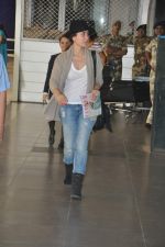 Kareena Kapoor snapped at airport in Mumbai on 1st Nov 2013 (36)_52746115b02aa.JPG