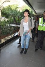 Kareena Kapoor snapped at airport in Mumbai on 1st Nov 2013 (45)_52746118c95d3.JPG