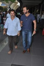 Saif Ali Khan snapped at airport in Mumbai on 1st Nov 2013 (26)_527461078a92b.JPG