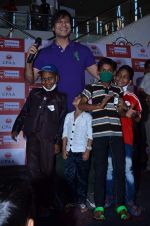 Vivek Oberoi at Big Cinemas Wadala with children from Cancer Patients Aid Association at a spl screening of Krrish 3 in Wadala, Mumbai on 2nd Nov 2013 (66)_527539cccf353.JPG