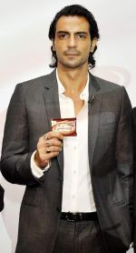 Arjun Rampal at the launch of Galaxy tablet Chocolate brand in Delhi on 7th Nov 2013 (18)_527c53b30367e.jpg