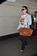 Kareena Kapoor leave for Dubai on 7th Nov 2013 (19)_527ca111454b9.JPG