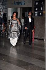 Deepika Padukone, Ranveer Singh snapped at the airport in Mumbai on 9th Nov 2013 (54)_527ef68e4e52a.JPG
