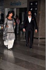 Deepika Padukone, Ranveer Singh snapped at the airport in Mumbai on 9th Nov 2013 (56)_527ef6bb633d4.JPG