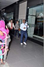 Kareena Kapoor, Imran Khan snapped at the airport in Mumbai on 9th Nov 2013 (24)_527ef6ee4a5a1.JPG