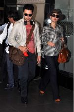 Kareena Kapoor, Imran Khan snapped at the airport in Mumbai on 9th Nov 2013 (26)_527ef6eea1bf0.JPG