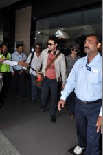 Kareena Kapoor, Imran Khan snapped at the airport in Mumbai on 9th Nov 2013 (27)_527ef6ef024a1.JPG