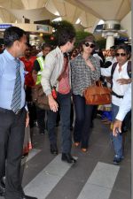 Kareena Kapoor, Imran Khan snapped at the airport in Mumbai on 9th Nov 2013 (31)_527ef711e935a.JPG