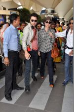 Kareena Kapoor, Imran Khan snapped at the airport in Mumbai on 9th Nov 2013 (32)_527ef6efbf620.JPG