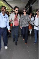 Kareena Kapoor, Imran Khan snapped at the airport in Mumbai on 9th Nov 2013 (40)_527ef7137011b.JPG
