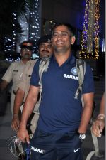 Mahendra Singh Dhoni snapped at the airport in Mumbai on 9th Nov 2013 (67)_527ef76a02ee5.JPG