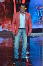 Salman Khan on the sets of Bigg Boss 7 in Mumbai on 9th Nov 2013 (103)_527ef7b487d41.JPG
