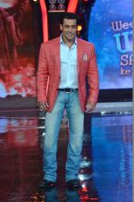 Salman Khan on the sets of Bigg Boss 7 in Mumbai on 9th Nov 2013 (104)_527ef7b50c3d1.JPG