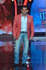Salman Khan on the sets of Bigg Boss 7 in Mumbai on 9th Nov 2013 (135)_527ef7c04a360.JPG