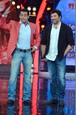 Sunny Deol, Salman Khan on the sets of Bigg Boss 7 in Mumbai on 9th Nov 2013 (47)_527ef7c1c052b.JPG