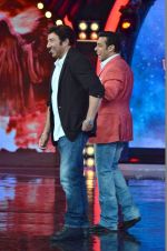 Sunny Deol, Salman Khan on the sets of Bigg Boss 7 in Mumbai on 9th Nov 2013 (80)_527ef7c7e126d.JPG