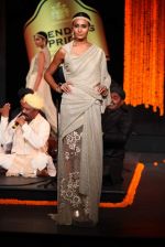 Model walks Tarun Tahiliani for Blenders Pride Tour on 10th Nov 2013 (10)_5280c2c94dd41.jpg