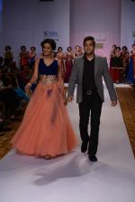 Poonam Pandey walks for Dinesh Malkani at ABIL Pune Fashion Week on 10th Nov 2013 (255)_5280792e17727.JPG