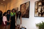 Karisma Kapoor at Bal Disha painting exhibition in Nehru, Mumbai on 12th Nov 2013 (2)_528311ab585e7.JPG