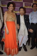 Madhuri Dixit at PN Gadgil event in Mumbai on 15th Nov 2013 (76)_528636020f56c.JPG