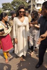 Deepika Padukone visits Siddhivinayak Temple in Mumbai on 15th Nov 2013 (3)_528709838ffe1.JPG