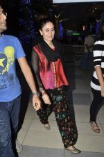 Kareena Kapoor snapped at airport in Mumbai on 15th Nov 2013 (19)_52870a76c2c36.JPG