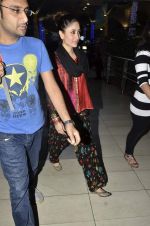 Kareena Kapoor snapped at airport in Mumbai on 15th Nov 2013 (20)_52870a772852d.JPG
