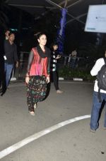 Kareena Kapoor snapped at airport in Mumbai on 15th Nov 2013 (22)_52870a77d4f61.JPG