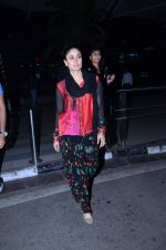Kareena Kapoor snapped at airport in Mumbai on 15th Nov 2013 (28)_52870a788f661.JPG
