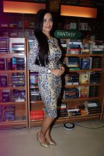 at The other side book launch in Landmark, Mumbai on 15th Nov 2013 (32)_52870fb4a0e4a.JPG